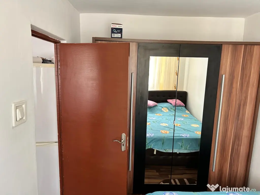 Vând apartament 2 camere etaj 2 zona Piața Mică
