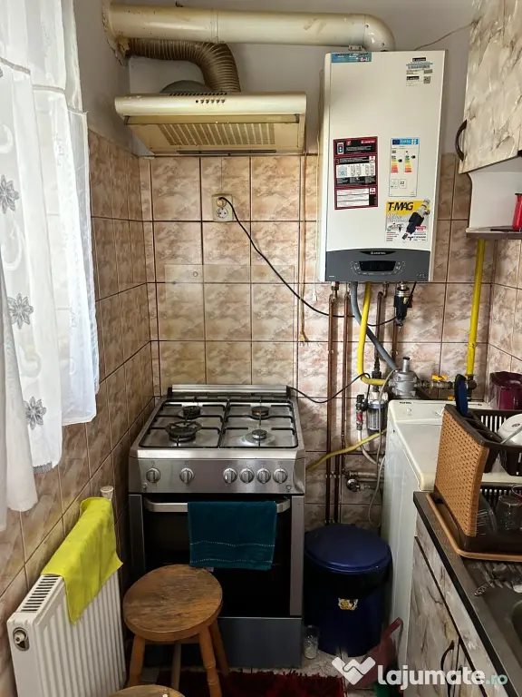 Vând apartament 2 camere etaj 2 zona Piața Mică