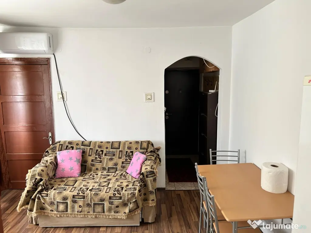 Vând apartament 2 camere etaj 2 zona Piața Mică