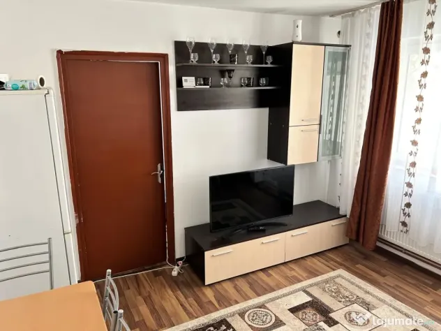 Vând apartament 2 camere etaj 2 zona Piața Mică