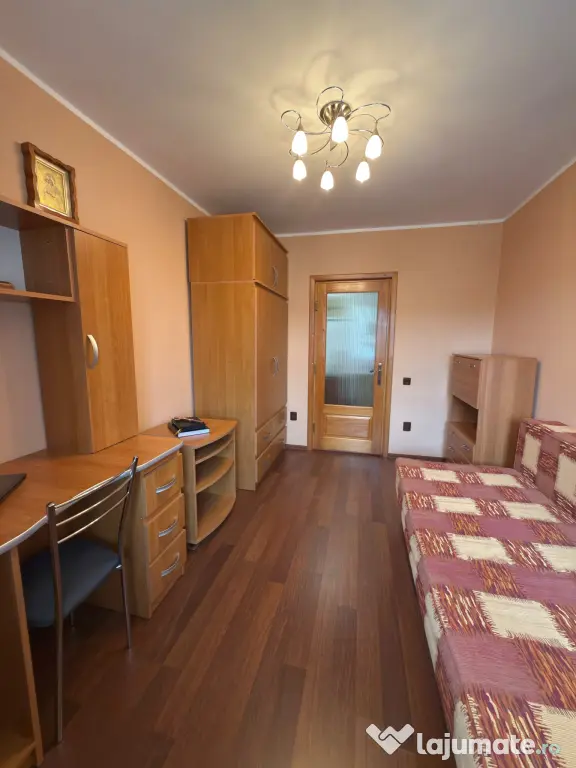 Apartament 3 camere de închiriat zonă centrală, 65 mp, boxă, spațios