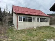 Casă de vânzare cu teren generos de 1.800 mp – Hășdate 