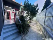 Casă cocheta cu terasă privată și design industrial –