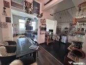 Casă cocheta cu terasă privată și design industrial –
