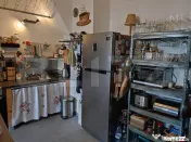 Casă cocheta cu terasă privată și design industrial –
