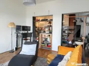 Casă cocheta cu terasă privată și design industrial –