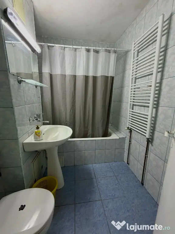 Inchiriez apartament cu 3 camere situat in cartierul Manastur - Cluj-Napoca (Cluj)