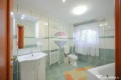 Vilă impunătoare și curte amplă cu parcare pentru mai multe mașini
