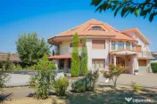 Vilă impunătoare și curte amplă cu parcare pentru mai multe mașini