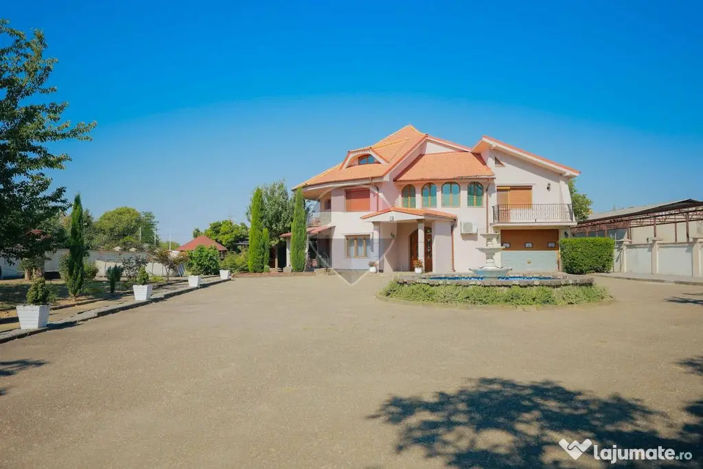Vilă impunătoare și curte amplă cu parcare pentru mai multe mașini - Oradea (Bihor)