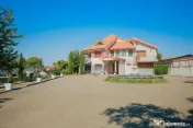 Vilă impunătoare și curte amplă cu parcare pentru mai multe mașini
