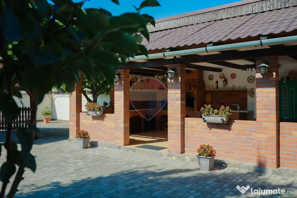 Vilă impunătoare și curte amplă cu parcare pentru mai multe mașini - Oradea (Bihor)