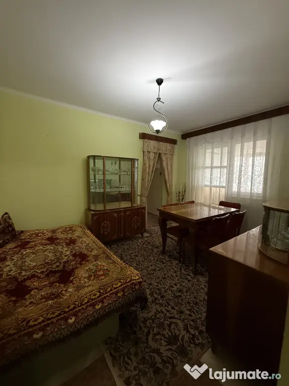 Apartament 3 camere Huși - etaj 3, centrala, balcon închis - direct proprietar