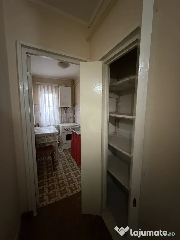 Apartament 3 camere Huși - etaj 3, centrala, balcon închis - direct proprietar