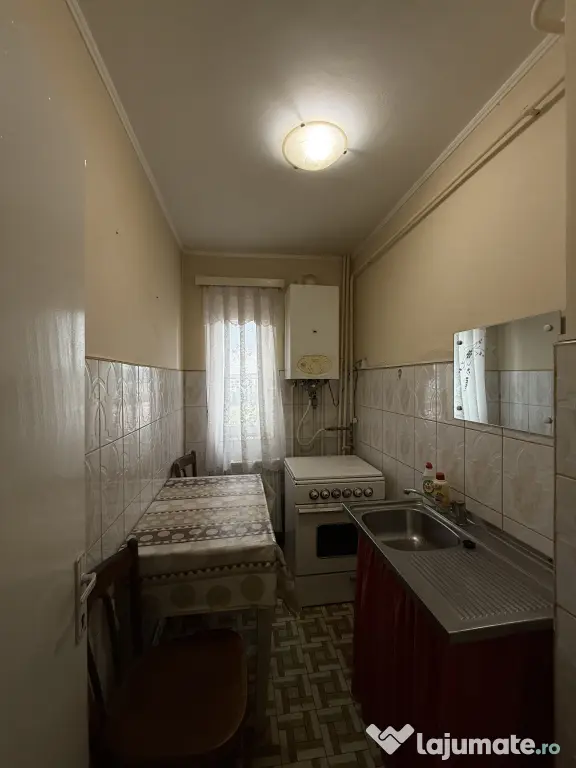 Apartament 3 camere Huși - etaj 3, centrala, balcon închis - direct proprietar