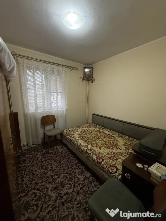Apartament 3 camere Huși - etaj 3, centrala, balcon închis - direct proprietar