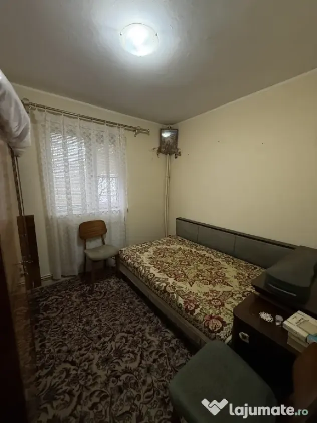 Apartament 3 camere Huși - etaj 3, centrala, balcon închis - direct proprietar
