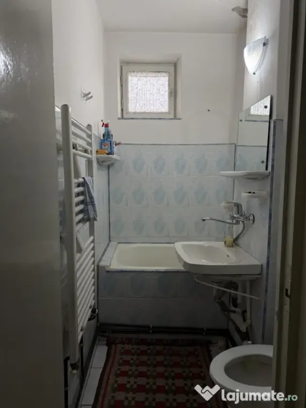 Apartament 3 camere Huși - etaj 3, centrala, balcon închis - direct proprietar