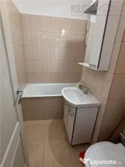 Apartament 2 camere, decomandat, cu parcare, etaj intermedia 