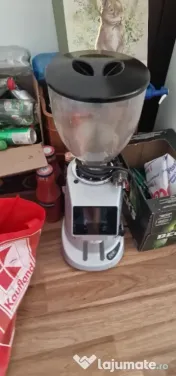 Rasnita cafea Fiorenzato F64 E are 7400 cafele macinate. 