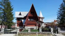 Vila arhitectura deosebita,exteriorul placat lemn marmura, Gageni