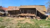 Vând loc de casă (casă)