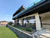 Casă individuală de lux cu piscină și teren generos de 1 