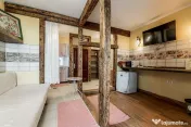 Spatiu comercial cu intrare din strada, fatada in curs de renovare 