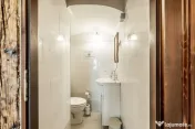 Spatiu comercial cu intrare din strada, fatada in curs de renovare 