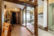 Spatiu comercial cu intrare din strada, fatada in curs de renovare 