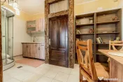 Spatiu comercial cu intrare din strada, fatada in curs de renovare 
