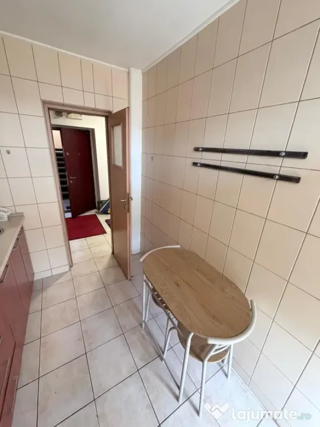 Închiriez apartament cu 2 camere