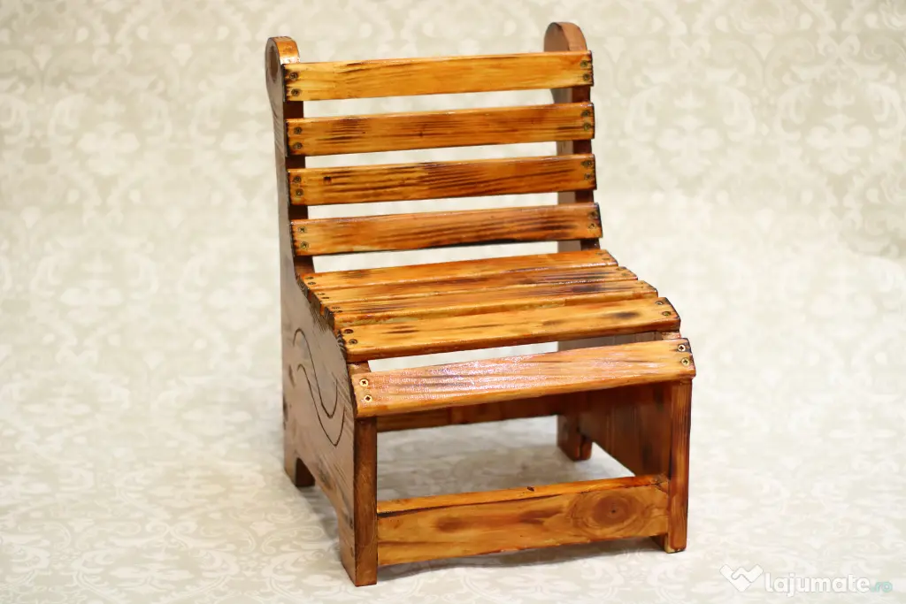 Scăunel pentru copii din lemn masiv, realizat manual, rustic și aspect vintage
