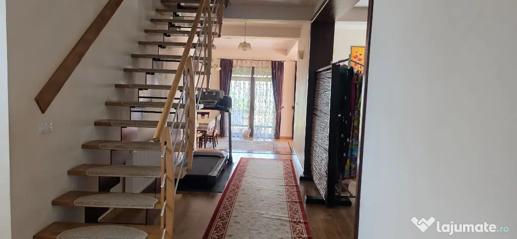 Casa deosebita P+E+M zona Trandafirilor - Botosani (Botosani)