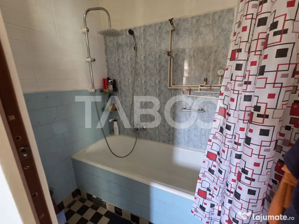 Casa 2 camere curte comuna de vanzare zona Centrala 47 mp ut - Fagaras (Brasov)
