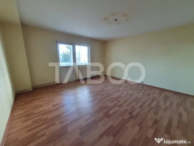 Apartament 3 camere decomandat 80 mp + 2 balcoane zona Teiul - Fagaras (Brasov)