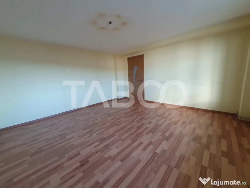 Apartament 3 camere decomandat 80 mp + 2 balcoane zona Teiul - Fagaras (Brasov)