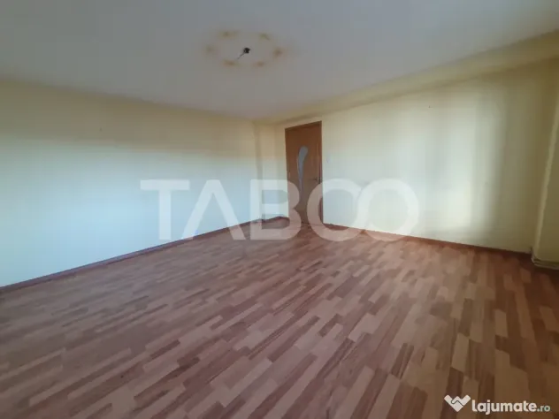 Apartament 3 camere decomandat 80 mp + 2 balcoane zona Teiul - Fagaras (Brasov)