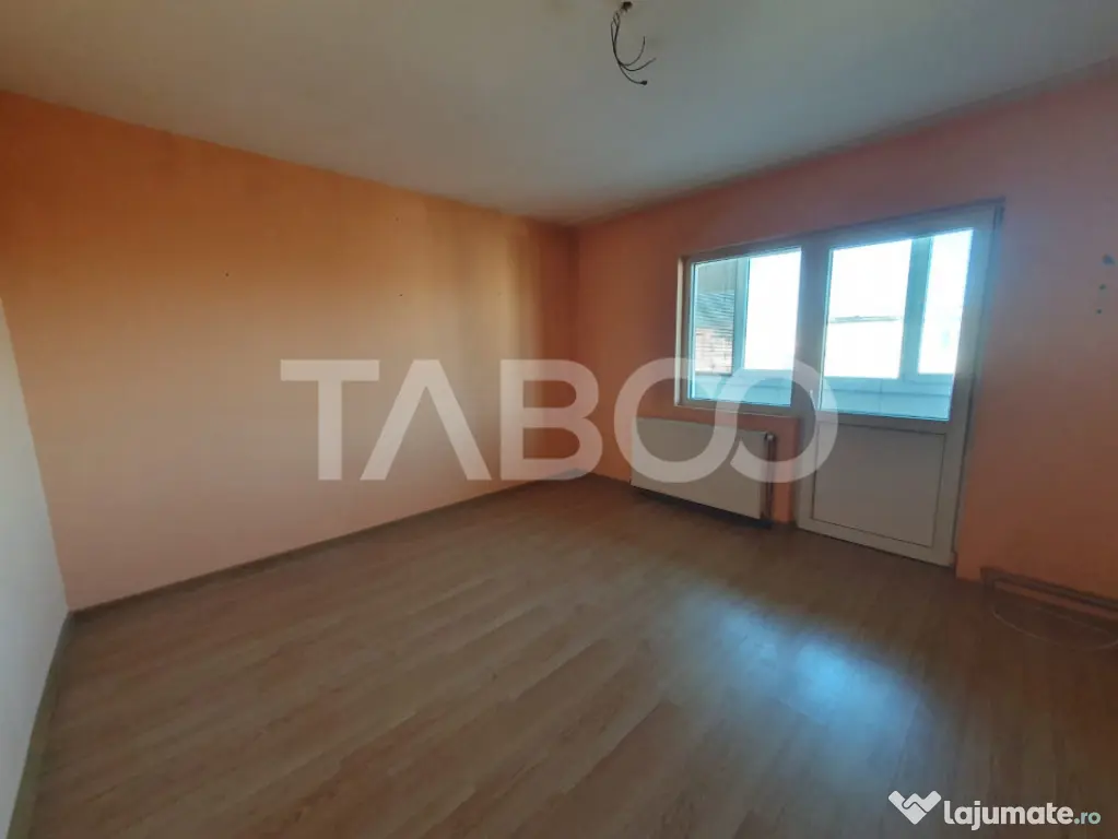 Apartament 3 camere decomandat 80 mp + 2 balcoane zona Teiul - Fagaras (Brasov)