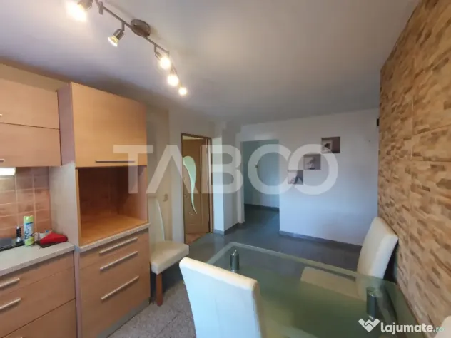 Apartament 3 camere decomandat 80 mp + 2 balcoane zona Teiul - Fagaras (Brasov)