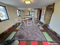 Casa de vanzare cu 6 camere 2 parcari curte libera 200 mp in