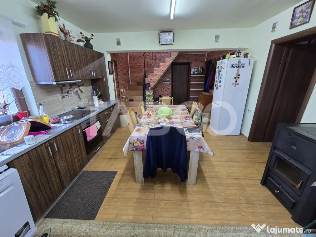 Casa de vanzare cu 6 camere 2 parcari curte libera 200 mp in - Sibiu (Sibiu)