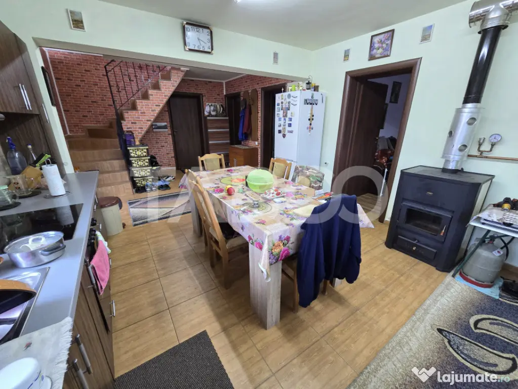 Casa de vanzare cu 6 camere 2 parcari curte libera 200 mp in - Sibiu (Sibiu)