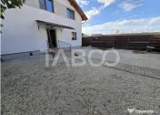 Casa de vanzare cu 6 camere 2 parcari curte libera 200 mp in