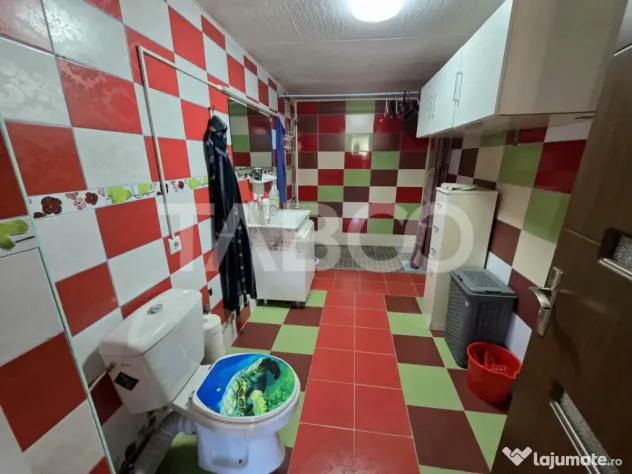 Casa de vanzare cu 6 camere 2 parcari curte libera 200 mp in - Sibiu (Sibiu)