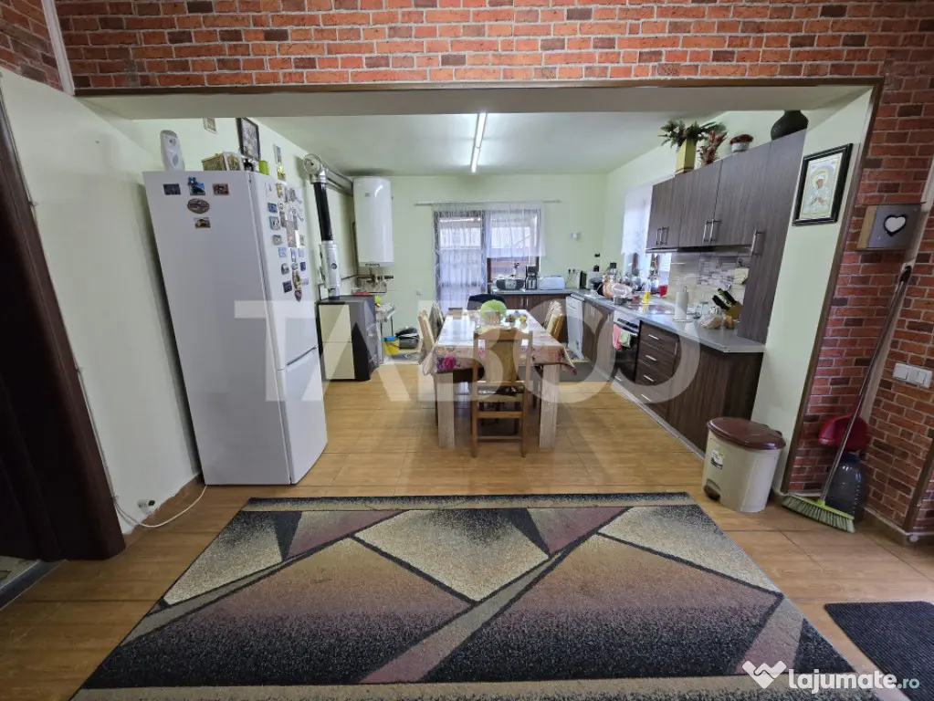Casa de vanzare cu 6 camere 2 parcari curte libera 200 mp in - Sibiu (Sibiu)
