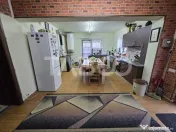 Casa de vanzare cu 6 camere 2 parcari curte libera 200 mp in