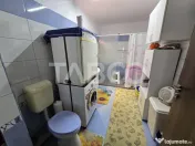 Casa de vanzare cu 6 camere 2 parcari curte libera 200 mp in