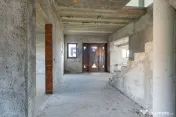 Casă P+1E, 402 mp, teren 3.600 mp, 17 km de Roman - PREȚ LA OFERTĂ! 