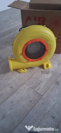 • Suflantă aer electrică profesională 1200W, NOUĂ la cutie, pentru castele.